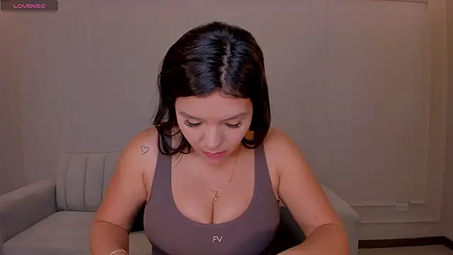 ValeriaRoldanX online show from June 10, 2026, 11:42 am