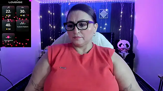Snapshot of Ivonnee__ chatting on May 2, 2026, 3:33 am Ivonnee online show from May 2, 2026, 3:33 am