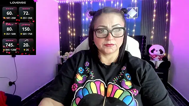 Snapshot of Ivonnee__ chatting on May 7, 2026, 9:09 pm Ivonnee online show from May 7, 2026, 9:09 pm