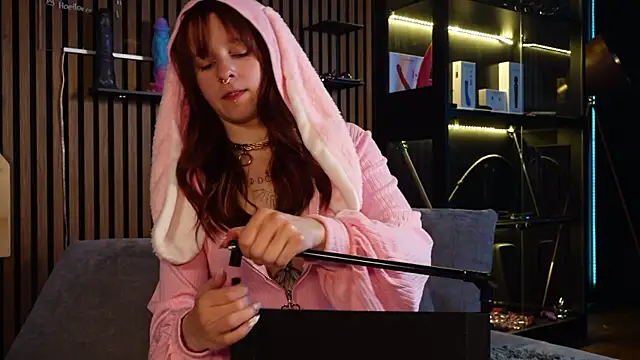 Snapshot of Izzy_Inked chatting on April 2, 2026, 12:25 pm Izzy Inked online show from April 2, 2026, 12:25 pm