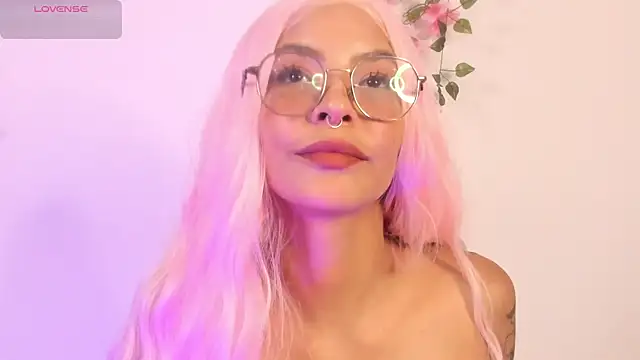 Snapshot of Luna-Chann chatting on June 3, 2026, 9:42 pm Luna-Chann online show from June 3, 2026, 9:42 pm