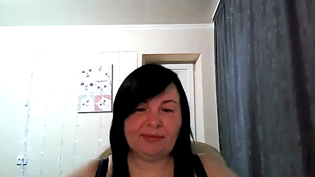 Snapshot of EmiliaLooo chatting on June 16, 2026, 4:04 am EmiliaLooo online show from June 16, 2026, 4:04 am