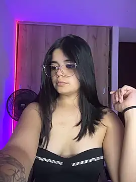 Snapshot of pretty_angela1 chatting on June 3, 2026, 3:42 am pretty angela1 online show from June 3, 2026, 3:42 am