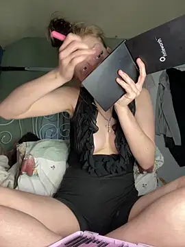 Snapshot of VioletxBlue chatting on April 28, 2026, 12:32 pm VioletxBlue online show from April 28, 2026, 12:32 pm