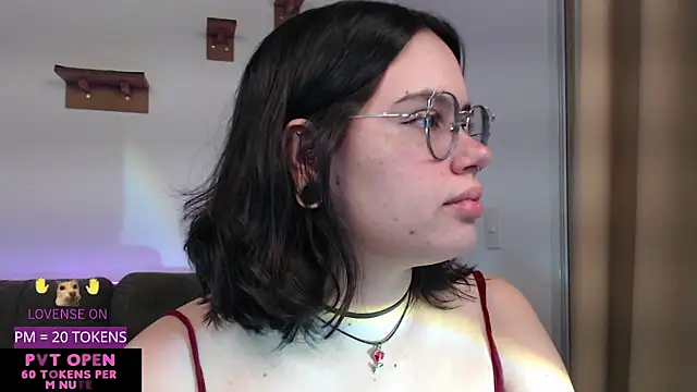 crystalll room online show from May 14, 2026, 12:50 am