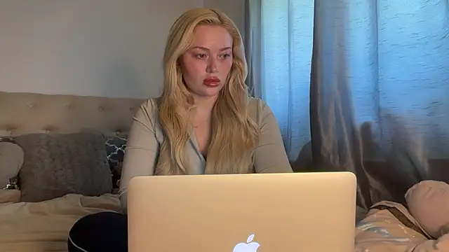 Snapshot of blissdimicco chatting on July 3, 2026, 12:33 pm blissdimicco online show from July 3, 2026, 12:33 pm