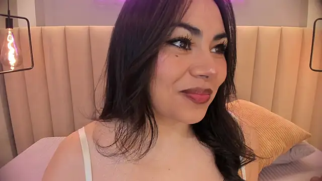 Naomymonroe  online show from May 22, 2026, 10:32 am