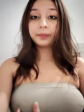 Snapshot of Maiden-Hot chatting on July 5, 2026, 9:44 pm Maiden-Hot online show from July 5, 2026, 9:44 pm