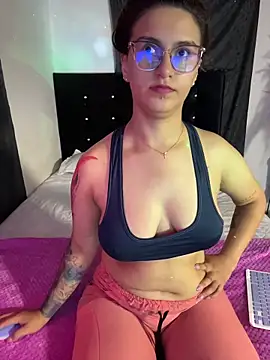 Emma Giraldo online show from June 18, 2026, 1:39 am