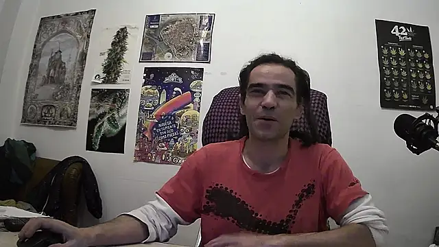Snapshot of ReyDeBotones chatting on April 19, 2026, 8:33 pm ReyDeBotones online show from April 19, 2026, 8:33 pm