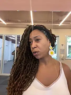 Snapshot of dianagolley420 chatting on February 12, 2025, 3:05 pm dianagolley420 online show from February 12, 2025, 3:05 pm