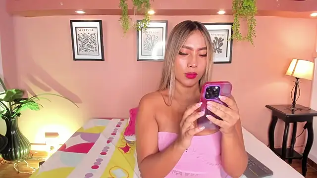 Snapshot of SofiaBennett_ chatting on May 4, 2026, 1:07 pm SofiaBennett online show from May 4, 2026, 1:07 pm