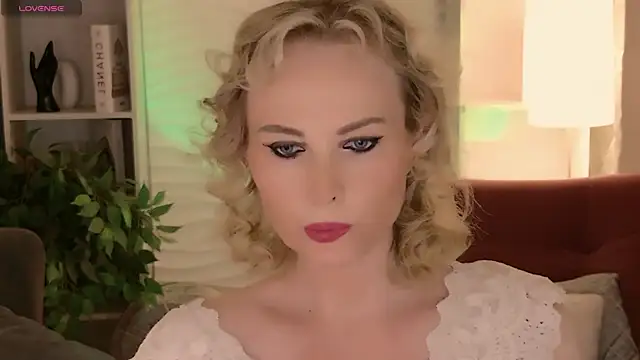 Snapshot of Sandra_Kind chatting on June 27, 2026, 5:23 am Sandra Kind online show from June 27, 2026, 5:23 am