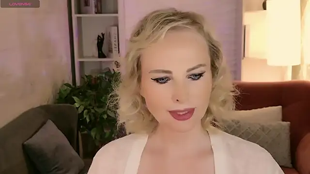 Snapshot of Sandra_Kind chatting on July 14, 2026, 5:23 am Sandra Kind online show from July 14, 2026, 5:23 am