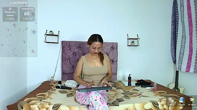 Rousemilf4u online show from June 15, 2026, 9:22 am
