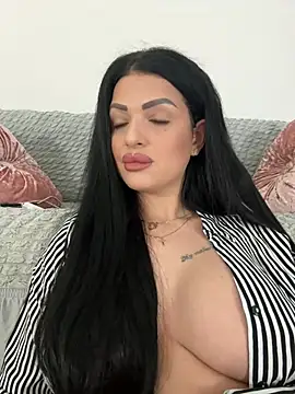 IrisRossie online show from June 3, 2026, 5:43 am