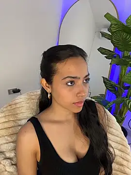  Emily Thompson  online show from June 19, 2026, 2:05 am