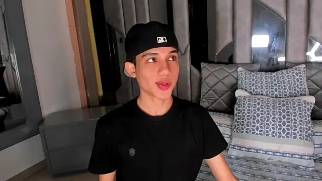 Snapshot of Sebax_Young chatting on April 21, 2026, 9:28 pm Sebax Young online show from April 21, 2026, 9:28 pm
