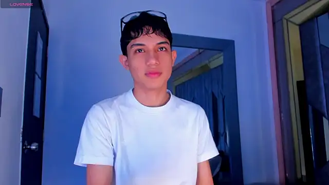 Snapshot of Sebax_Young chatting on May 18, 2026, 8:36 pm Sebax Young online show from May 18, 2026, 8:36 pm