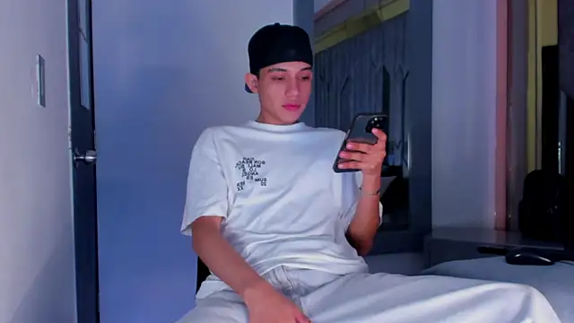 Snapshot of Sebax_Young chatting on May 22, 2026, 8:47 pm Sebax Young online show from May 22, 2026, 8:47 pm