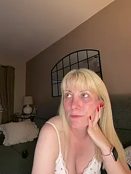 Blonde-BrookeX online show from June 20, 2026, 8:33 pm