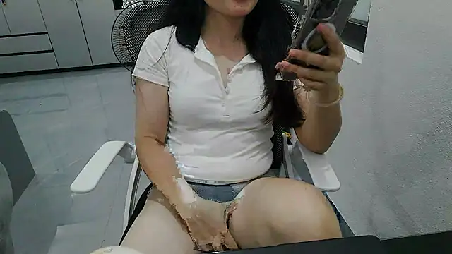 Snapshot of Emachiii chatting on June 20, 2026, 12:30 pm Emachiii online show from June 20, 2026, 12:30 pm