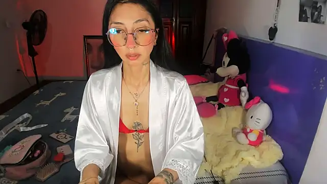 Snapshot of Anais_lux chatting on June 26, 2026, 12:04 am Anais lux online show from June 26, 2026, 12:04 am