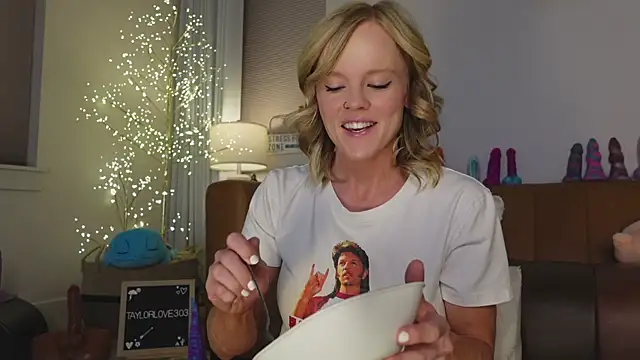 Taylorlove303 online show from May 23, 2026, 10:19 am