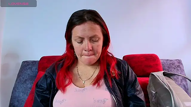 carolinhe  online show from September 12, 2025, 8:53 pm