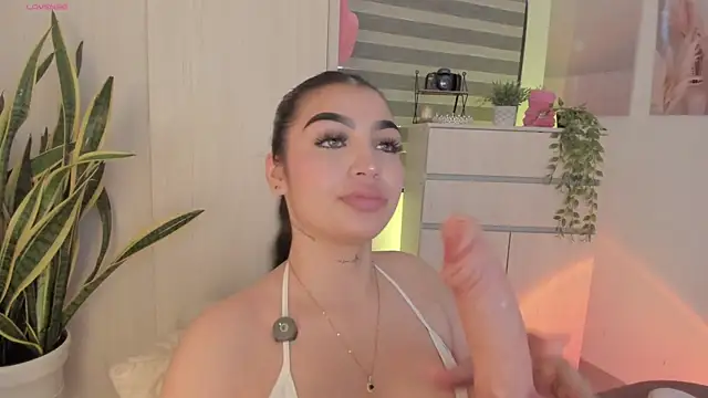 Snapshot of EmmyKenner chatting on July 6, 2026, 12:02 pm EmmyKenner online show from July 6, 2026, 12:02 pm