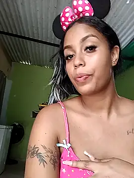 Fernanda30 online show from April 18, 2026, 5:28 pm
