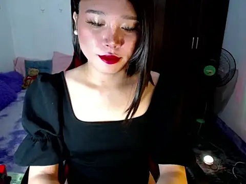 Snapshot of Urassiansweetcummer chatting on May 23, 2026, 2:17 am Urassiansweetcummer online show from May 23, 2026, 2:17 am