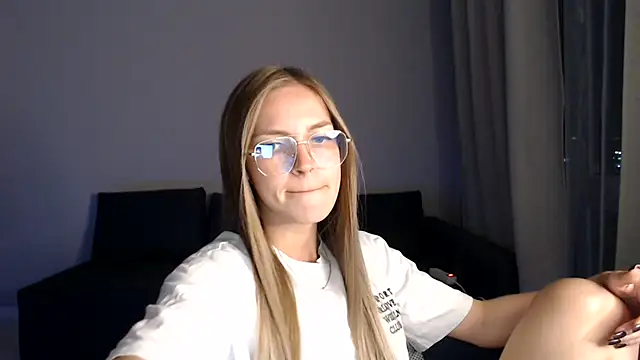 HitGyrl online show from August 3, 2026, 4:22 pm