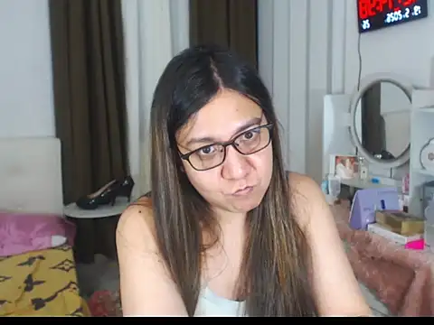 stellahugeX online show from May 18, 2026, 4:13 pm