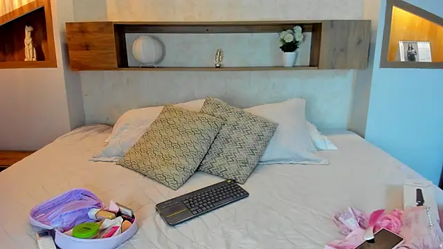 Snapshot of Emilly_Beaumont chatting on May 13, 2026, 12:57 pm Emilly Beaumont online show from May 13, 2026, 12:57 pm
