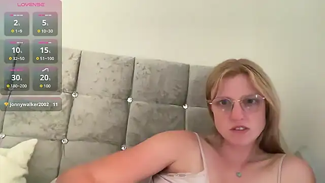 Snapshot of BustyKellyXXX chatting on August 3, 2026, 7:17 pm BustyKellyXXX online show from August 3, 2026, 7:17 pm