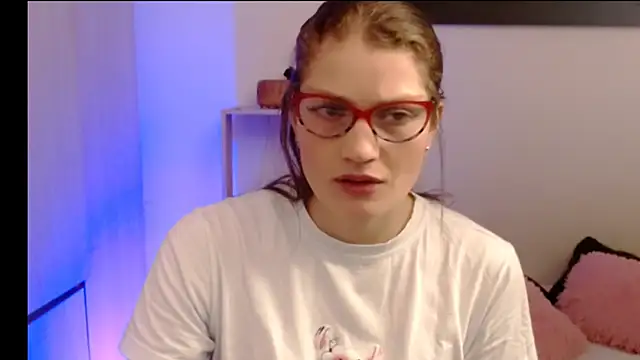 Camila-ventura online show from June 15, 2026, 1:02 pm
