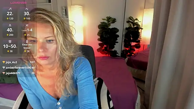 Julia Giulia online show from July 14, 2026, 2:05 am