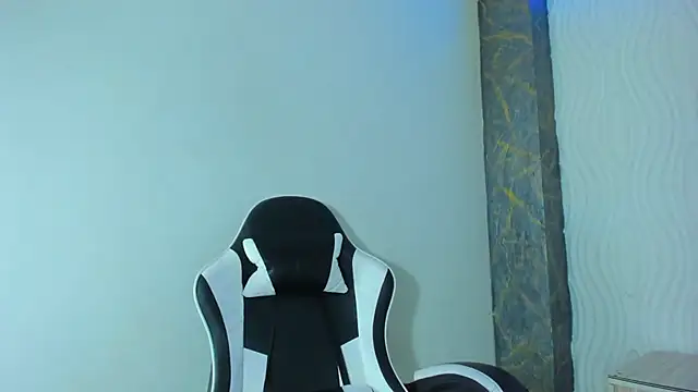 Snapshot of Raven_Rouge_ chatting on June 12, 2026, 12:37 pm Raven Rouge online show from June 12, 2026, 12:37 pm