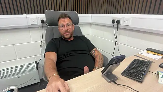 bilf1978 online show from June 5, 2026, 8:42 am