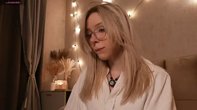 Snapshot of peachii_meow chatting on July 12, 2026, 4:20 pm peachii meow online show from July 12, 2026, 4:20 pm