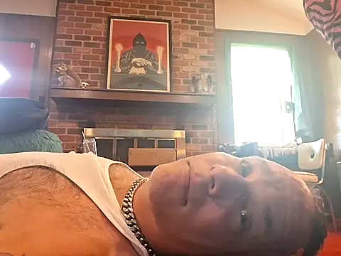 Snapshot of Slinkypoppet chatting on May 11, 2026, 7:33 pm Slinkypoppet online show from May 11, 2026, 7:33 pm