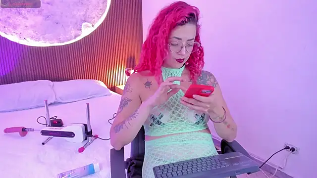 Snapshot of RoxanneStorm_ chatting on July 5, 2026, 4:52 am RoxanneStorm online show from July 5, 2026, 4:52 am