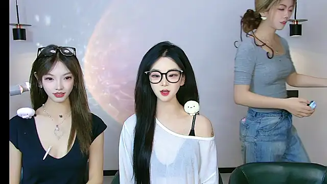 queen-001 online show from August 3, 2026, 11:48 am