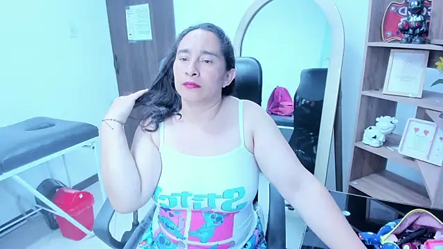 Snapshot of LeilaSmith_ chatting on May 27, 2026, 12:02 pm LeilaSmith online show from May 27, 2026, 12:02 pm