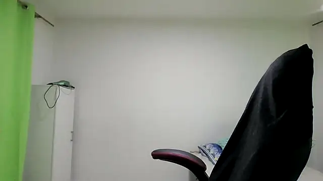Snapshot of adri89-g chatting on July 15, 2026, 12:43 pm adri89-g online show from July 15, 2026, 12:43 pm