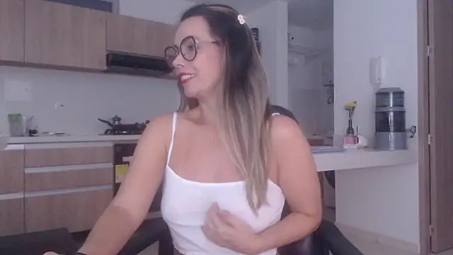 Snapshot of LovePaula chatting on March 15, 2026, 11:11 pm LovePaula online show from March 15, 2026, 11:11 pm