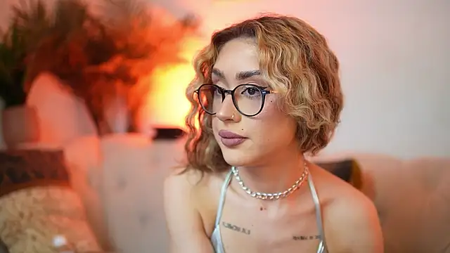 Snapshot of AileenKiss chatting on July 12, 2026, 8:11 pm AileenKiss online show from July 12, 2026, 8:11 pm