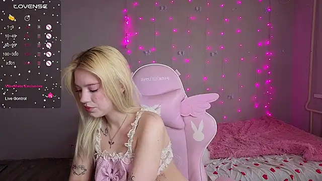 myprettylola online show from April 4, 2026, 2:14 pm
