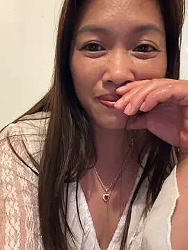 Snapshot of -Paige- chatting on April 28, 2026, 2:33 pm -Paige- online show from April 28, 2026, 2:33 pm